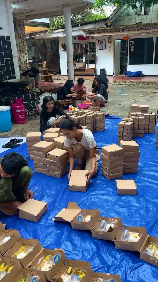 10 Momen Aurelie Moeremans Bagi-Bagi Nasi Kotak untuk Buka Puasa, Banjir Pujian!