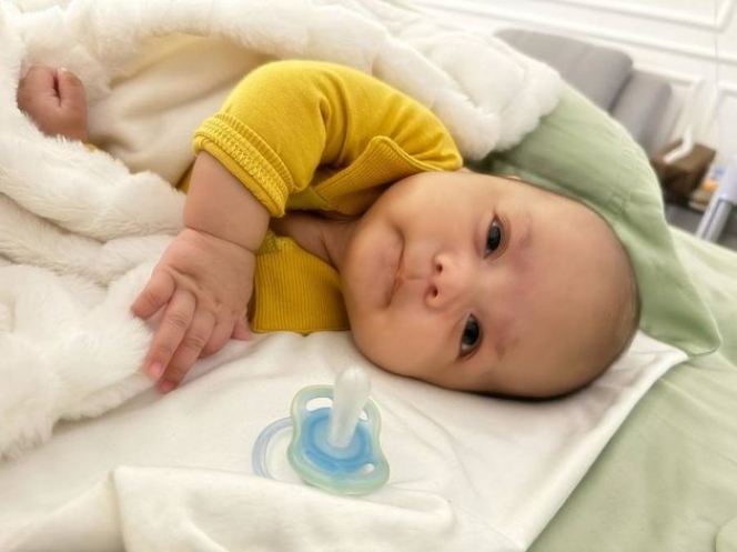 Potret Baby Shakti Putra Charly Van Houten yang Kini Berusia 3 Bulan, Masih Bayi tapi Udah Diajarin Musik Nih!