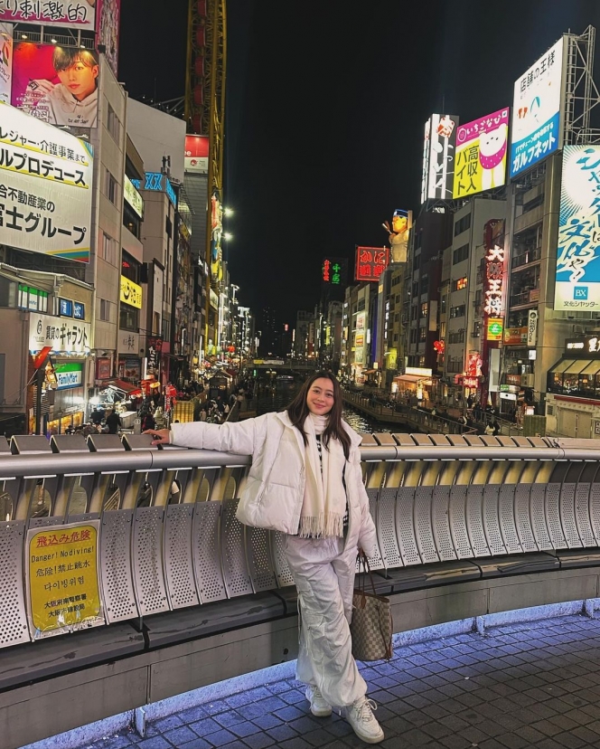 Gaya Laura Theux Selama Babymoon ke Jepang, Terus Pilih Jalan Kaki Meski Perut Makin Membesar