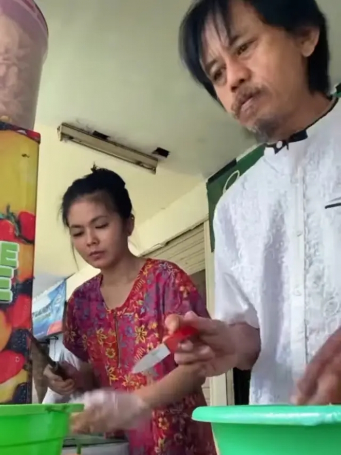 Laris Manis Diserbu Pembeli, Ini Potret Epy Kusnandar dan Istri saat Jualan Takjil Ramadan