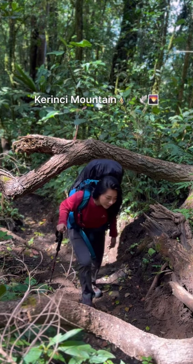 Momen Wendy Walters Mendaki Gunung Kerinci, Tetap Slay dan Anggunly dengan Rambut Terurai di Atas Puncak