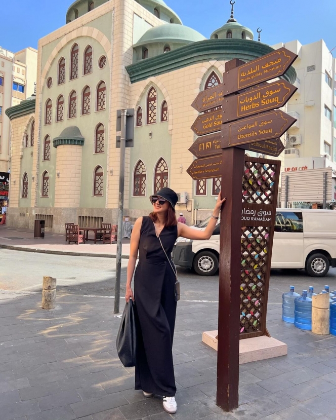 Potret Donna Agnesia Liburan ke Dubai, Gayanya Disebut Bak Gadis Kuliahan