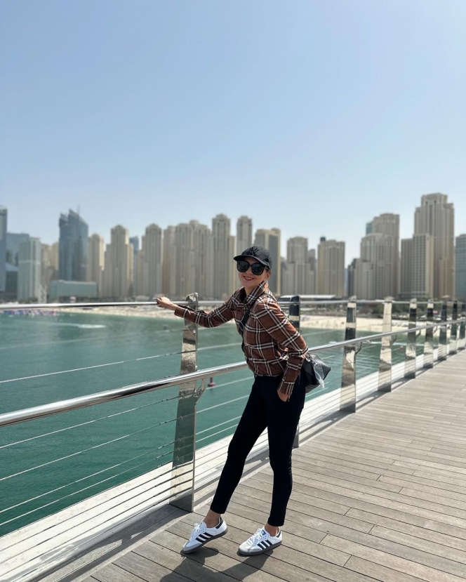 Potret Donna Agnesia Liburan ke Dubai, Gayanya Disebut Bak Gadis Kuliahan