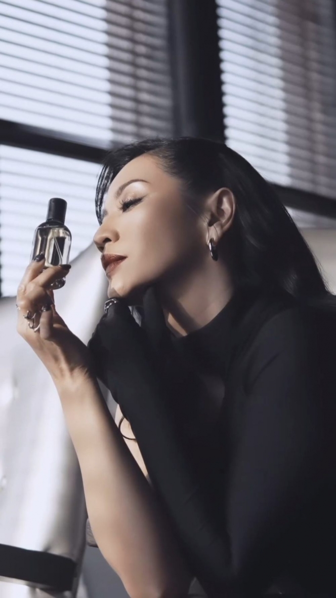 Glamor Banget, Ini Potret Photoshoot Hesti Purwadinata saat Jadi Model Brand Parfum