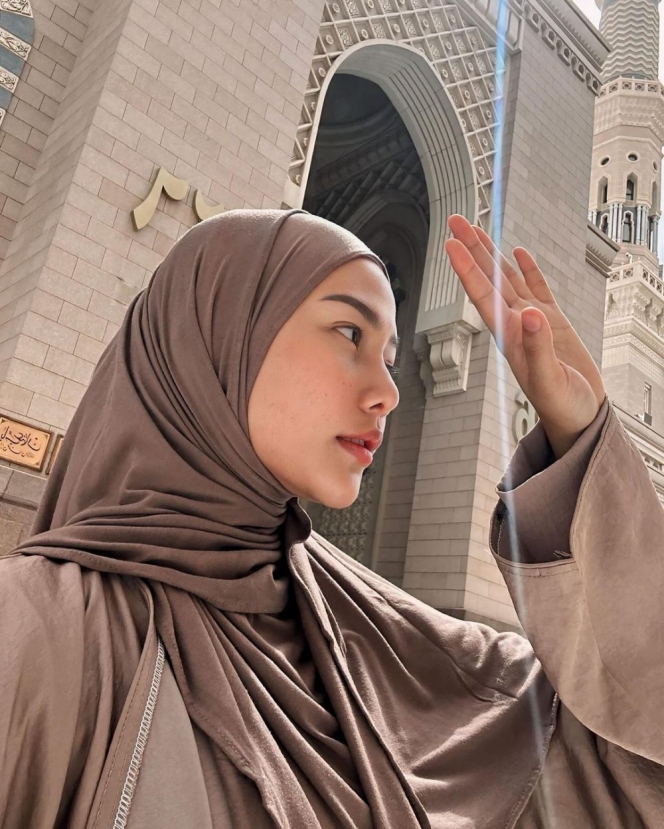 Potret Dara Arafah Jalani Umrah saat Bulan Ramadan, Ketagihan ke Tanah Suci Nih!