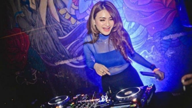 7 Potret Jadul Nathalie Holscher, DJ Cantik yang Sempat Tampil Berhijab