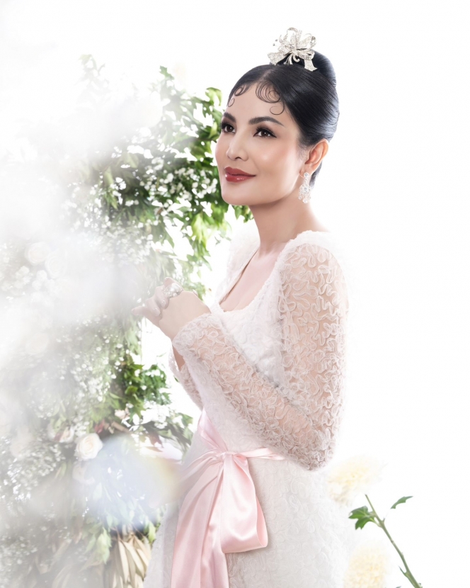Deretan Foto Nindy Ayunda Tampil Memesona dengan Gaun Putih, Cantik Bak Putri Kerajaan
