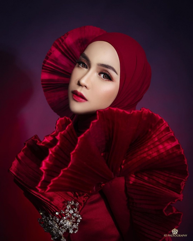 7 Foto Terbaru Ria Ricis Berpose dengan Outfit Serba Merah, Menyala Banget nih!