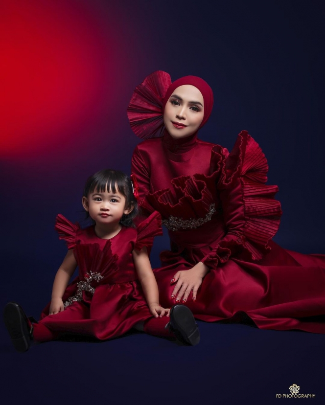 7 Foto Terbaru Ria Ricis Berpose dengan Outfit Serba Merah, Menyala Banget nih!