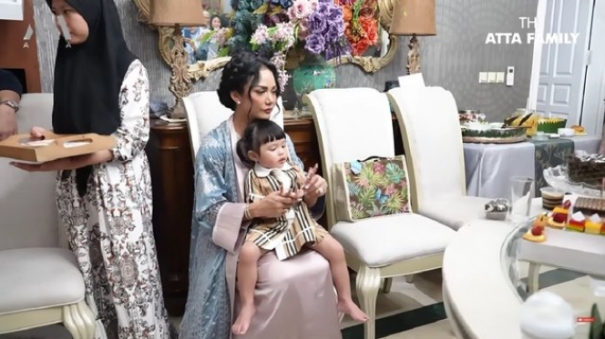 8 Foto Aurel Hermansyah di Ulang Tahun Kris Dayanti, Beri Kado Jam Tangan Mewah untuk Sang Ibu