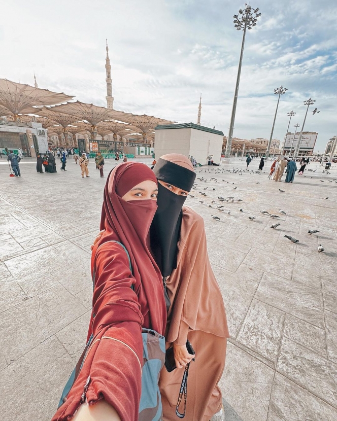 9 Foto Paula Verhoeven Tampil Bercadar saat Umrah Bareng Shireen Sungkar, Bikin Hati Adem di Bulan Ramadan
