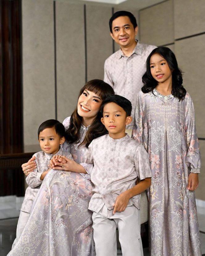 8 Foto Keluarga Ayu Dewi Jadi Model Baju Lebaran, Semuanya Pada Cantik dan Ganteng!