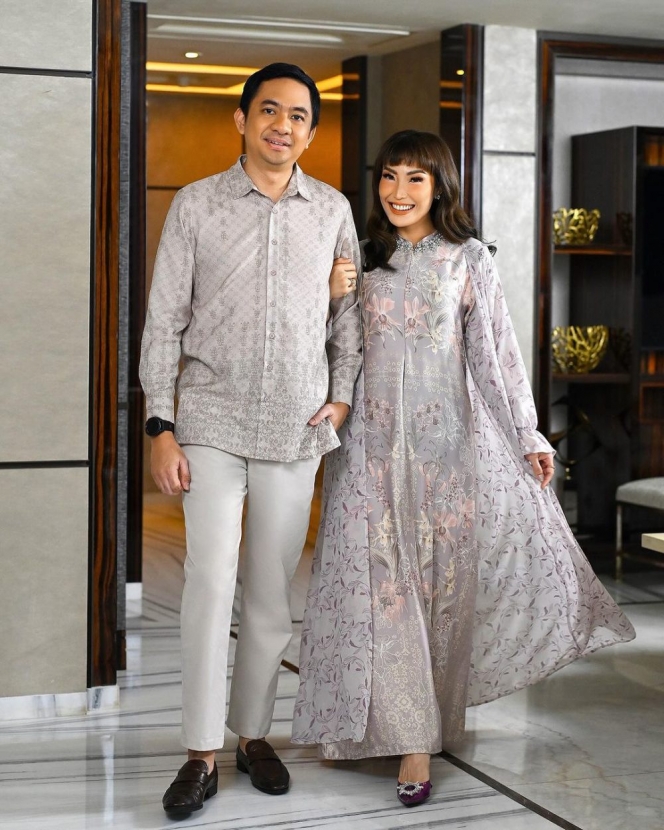 8 Foto Keluarga Ayu Dewi Jadi Model Baju Lebaran, Semuanya Pada Cantik dan Ganteng!