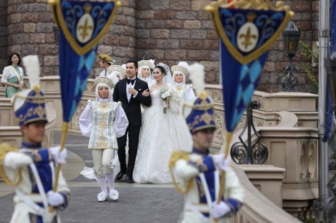 Romantis Banget! 10 Foto Lawas Pernikahan Sandra Dewi dan Harvey Moeis di Disneyland yang Rogoh Kocek Milyaran