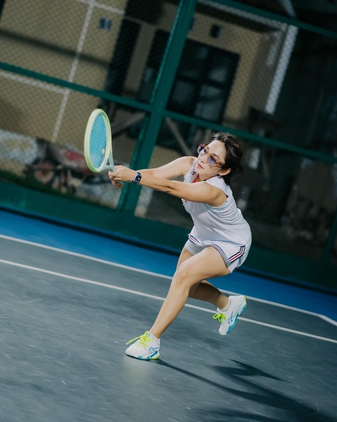 9 Foto Dinda Kirana Saat Main Tenis, Tetap Tampil Kece Meski Sedang Berolahraga