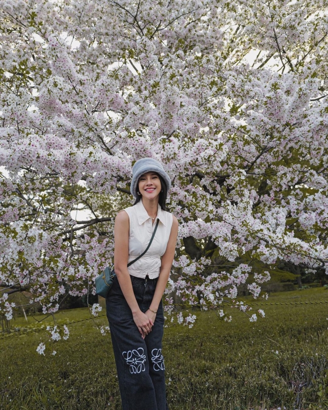 10 Foto Cantik Anya Geraldine saat Liburan ke Jepang, Bak Bunga Sakura yang Lagi Mekar