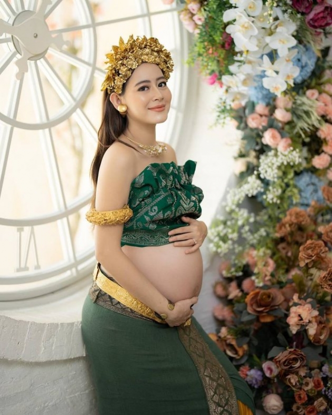 8 Foto Maternity Shoot Laura Theux dengan Baby Bump Makin Menonjol, Tampil Cantik Pakai Busana Khas Bali
