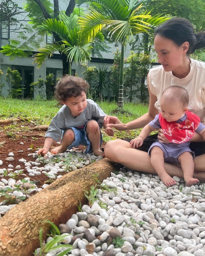 Foto Nadine Chandrawinata Momong Dua Anak Tanpa Pengasuh, Ajak Bermain di Alam