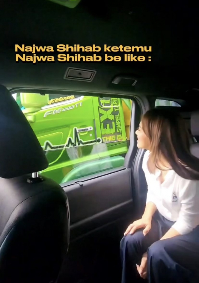 Heboh Banget, Ini Deretan Foto Seru Najwa Shihab Kejar Truk yang Ada Gambar Wajahnya di Jalan Raya