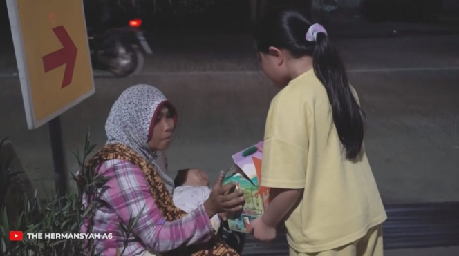 7 Foto Arsy Hermansyah Bagi-bagi Hampers di Jalan Jelang Lebaran, Kecil-kecil Sudah jadi Panutan