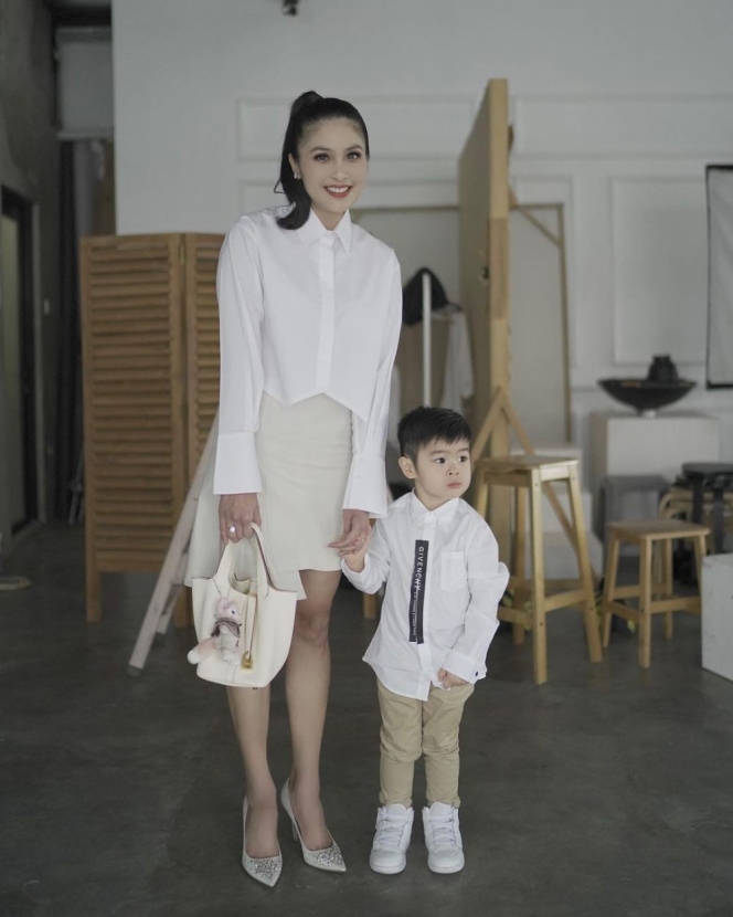 Ramai jadi Sorotan, Ini 10 Foto Kebersamaan Sandra Dewi dengan Putra Bungsunya