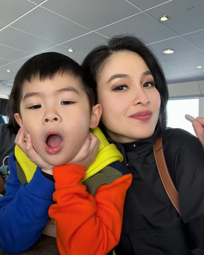 Ramai jadi Sorotan, Ini 10 Foto Kebersamaan Sandra Dewi dengan Putra Bungsunya
