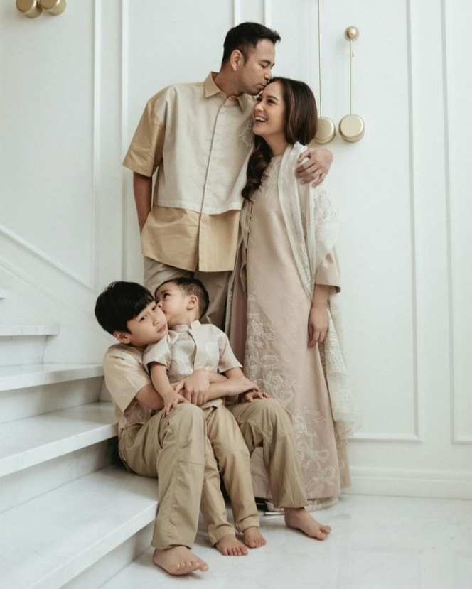 Salfok Sama Pose Cipung yang Lucu, Ini Family Photoshoot Raffi Ahmad dan Nagita Slavina untuk Lebaran 2024
