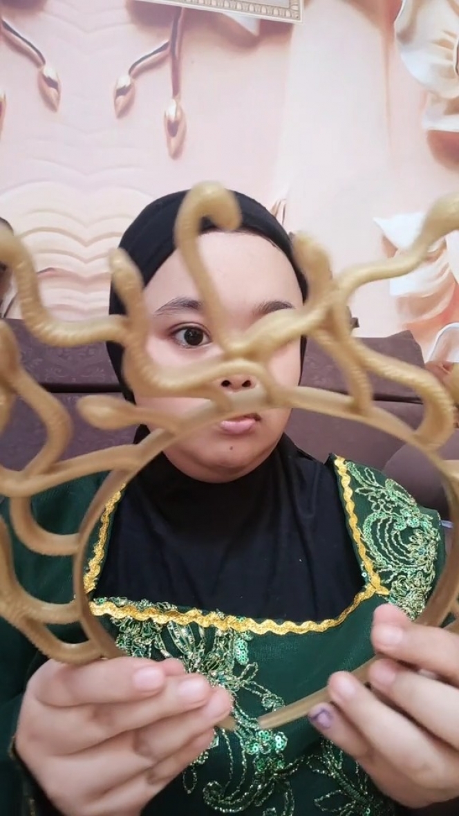 8 Foto Kekeyi Cosplay jadi Medusa yang Bikin Pangling, Netizen: Dia Duluan Ya Allah!