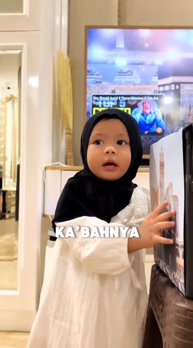 Makin Gemas Dalam Balutan Hijab, Ini Foto-Foto Baby Ameena saat Latihan Tawaf Sebelum Umrah