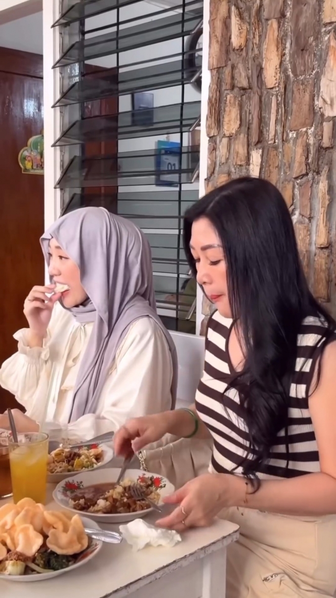 10 Foto Larissa Chou Jalan-jalan dengan Sang Ibu yang Beda Agama, Shopping Hijab Bareng