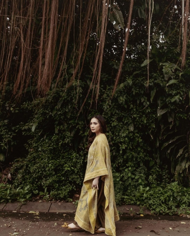 Foto Nagita Slavina saat Jadi Model Busana Karya Sapto Djokokartiko, Looknya Elegan Banget