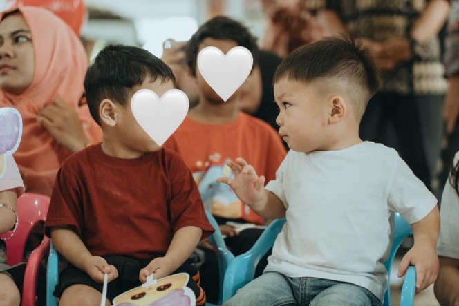 Foto Nikita Willy dan Indra Priawan Kompak Ajak Issa Berbagi dengan Anak Panti, Tanamkan Rasa Peduli Sejak Dini