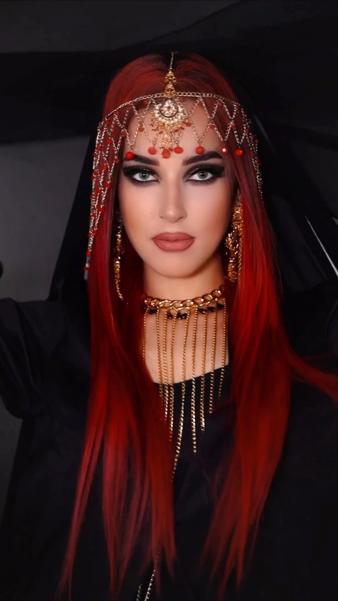 7 Foto Tasya Farasya Kembali dengan Gaya Rambut Merah, Vibesnya bak Ratu Arab!