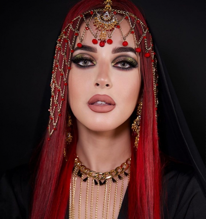 7 Foto Tasya Farasya Kembali dengan Gaya Rambut Merah, Vibesnya bak Ratu Arab!