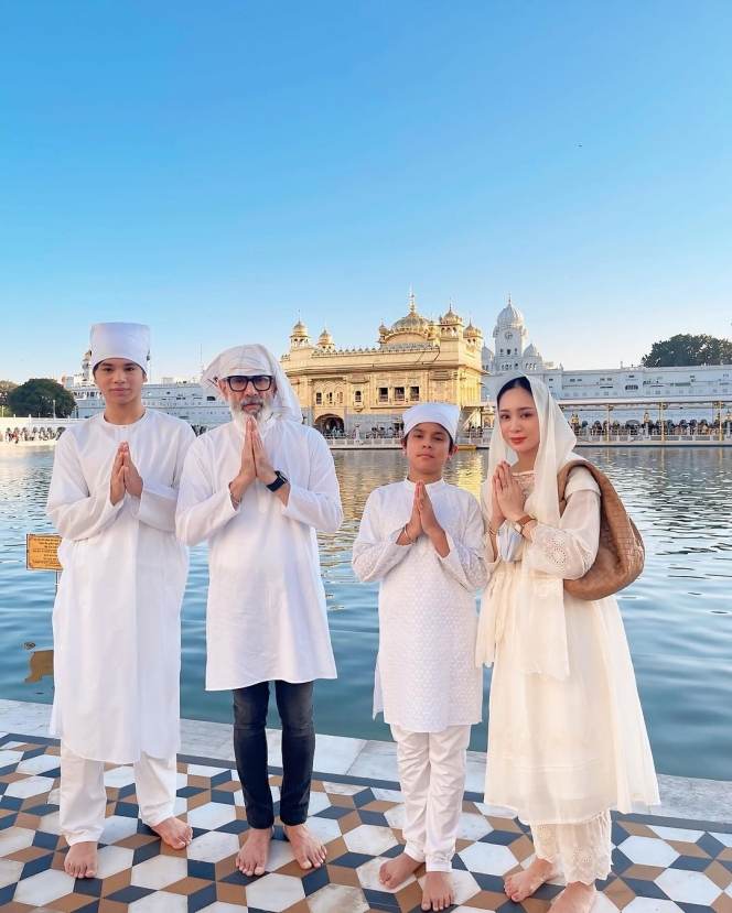 9 Potret Bunga Zainal dan Keluarga Jalani Ritual Ibadah di Golden Temple Amritsar India, Kompak Pakai Busana Putih