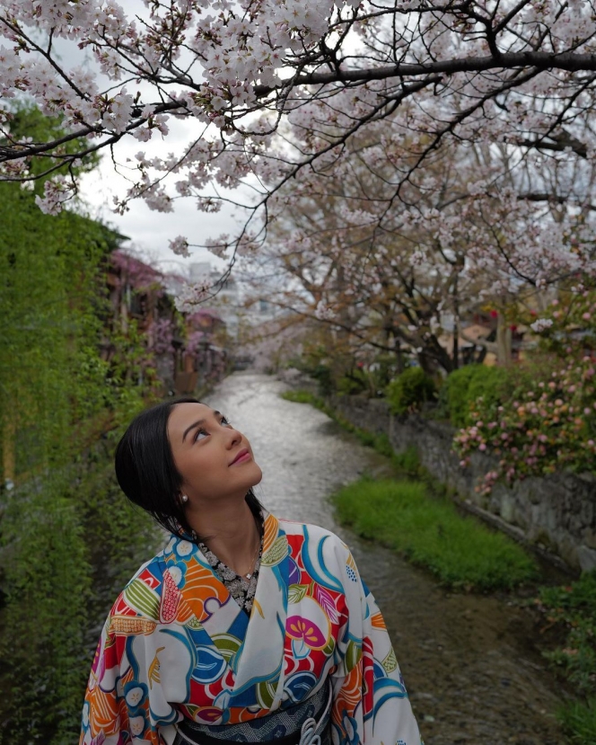 Gaya Terbaru Anya Geraldine saat Liburan ke Jepang, Tampil Manis Pakai Kimono
