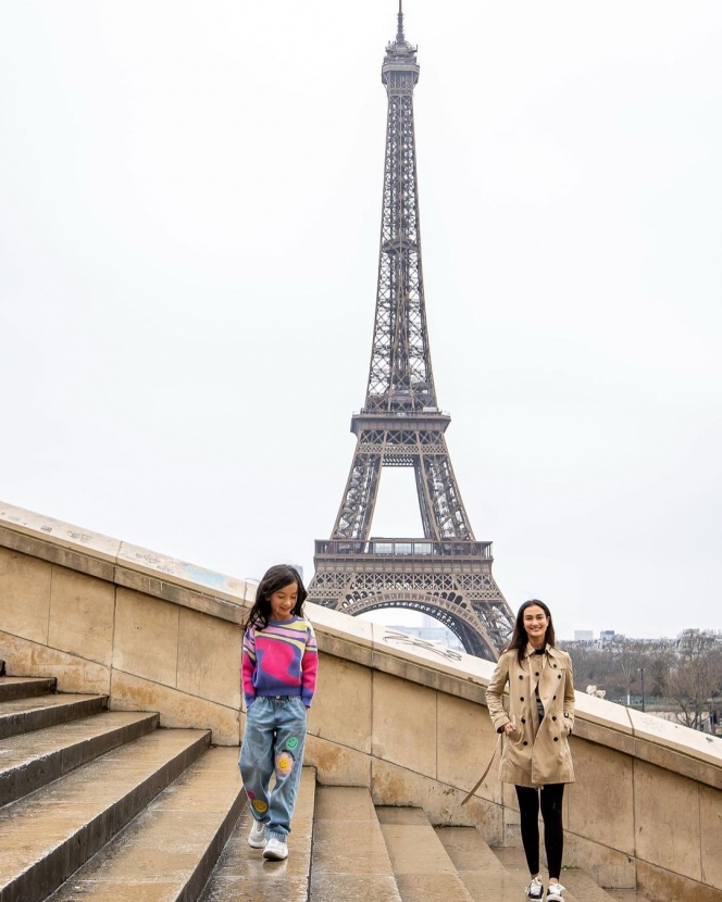 Makin Mirip Sang Ibu, Ini Foto Cantik Salma Anak Rio Dewanto saat Liburan ke Paris
