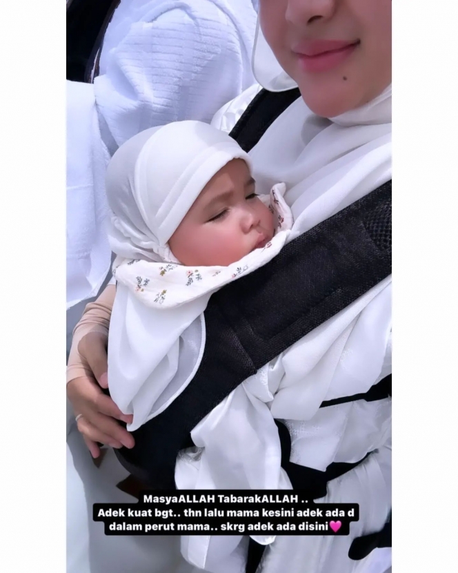 Pipi Chubby dan Wajah Cantik saat Pakai Hijab Bikin Gemas, Ini Foto Baby Azura saat Ikut Umrah di Makkah
