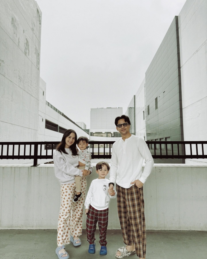 8 Foto Keharmonisan Keluarga Lucky Perdana dan Lidi Brugman, Dua Anak Cowoknya Ganteng Semua Nih!