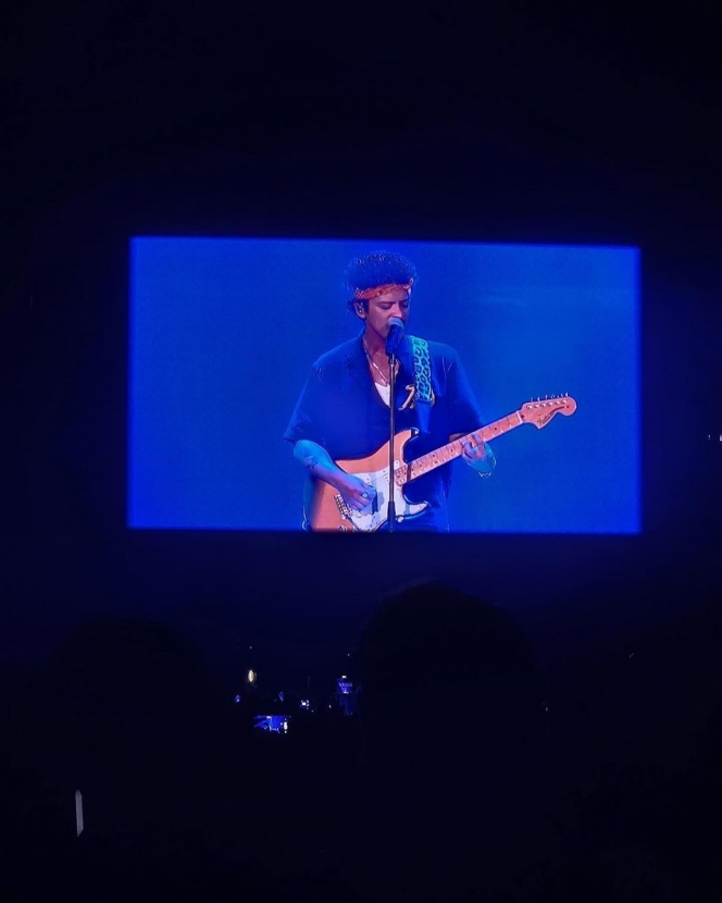 Potret Keseruan Mikha Tambayong Nonton Konser Bruno Mars bareng Suami ke Singapura