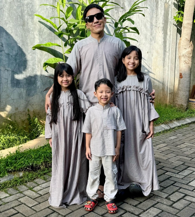 Foto Desta dan Natasha Rizki Kompak Pakai Baju Seragam di Hari Lebaran, Netizen Doakan Rujuk