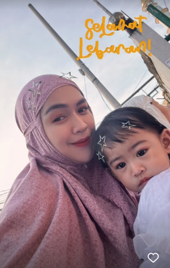 Deretan Momen Ria Ricis Rayakan Lebaran Berdua dengan Putri Semata Wayang, Pamer Senyum Bahagia