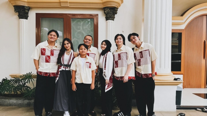 Ada yang Pakai Baju Shimmer, Ini 8 Gaya Keluarga Artis di Lebaran Hari Pertama