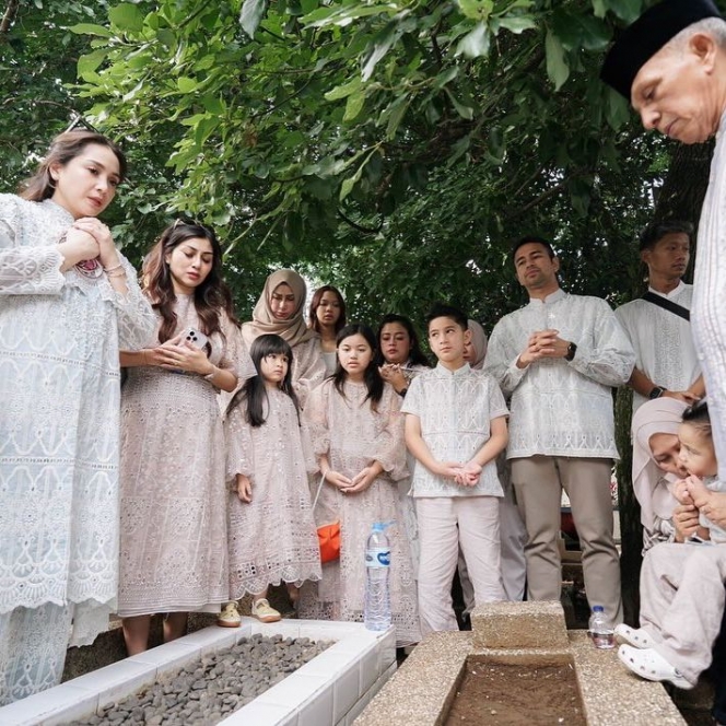 10 Momen Lebaran Keluarga Besar Raffi Ahmad, Sempatkan Berziarah ke Makam Orangtua