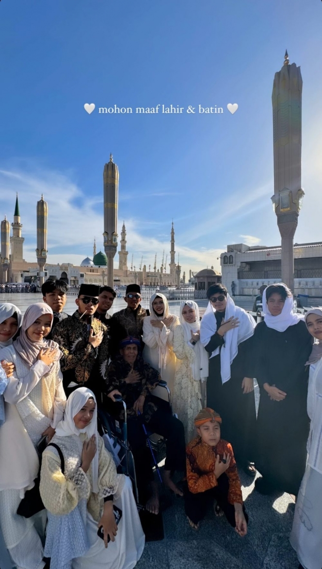 Full Team, Ini Deretan Foto Keluarga Gen Halilintar Rayakan Idul Fitri di Madinah