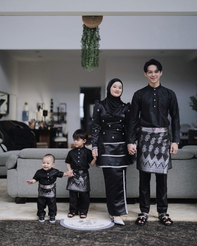 Si Keluarga Estetik, Ini Foto-Foto Lebaran Keluarga Dinda Hauw dan Rey Mbayang Dalam Balutan Busana Hitam