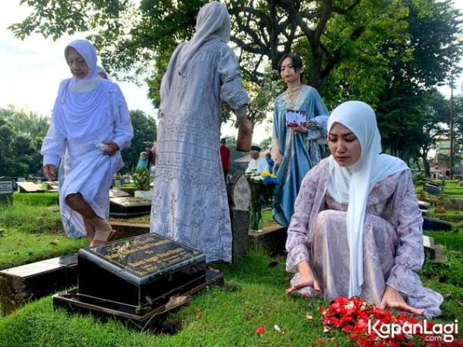 Banjir Air Mata, Ini Deretan Foto Tamara Tyasmara saat Mengunjungi Makam Anaknya