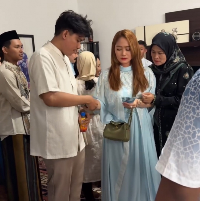7 Momen Lebaran Inul Daratista di Pasuruan, Bagi-Bagi THR ke Keluarga dan Tetangga