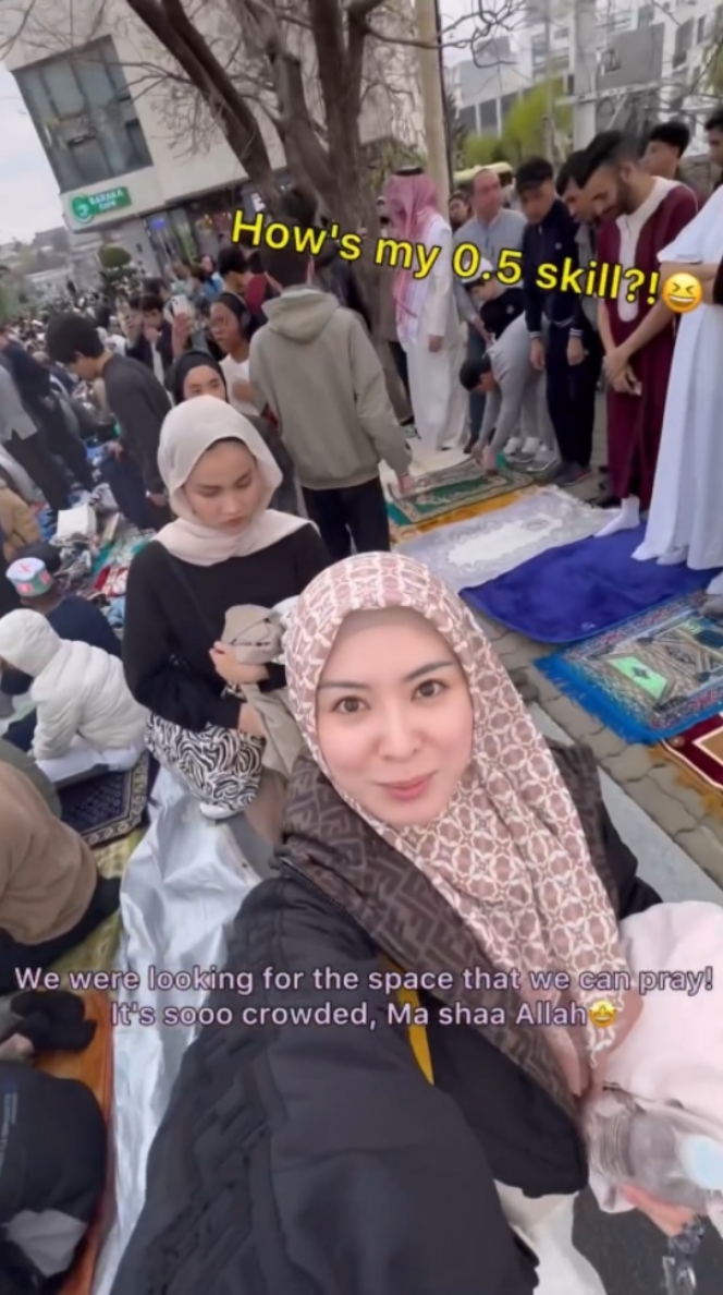 Deretan Momen Ayana Moon Salat Ied di Masjid Seoul, Ramai dan Penuh Sesak