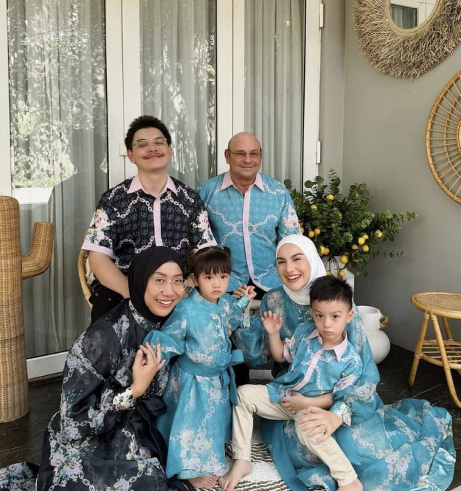 10 Foto Irish Bella Lebaran Bersama Keluarga, Ada Adik Ammar Zoni Juga